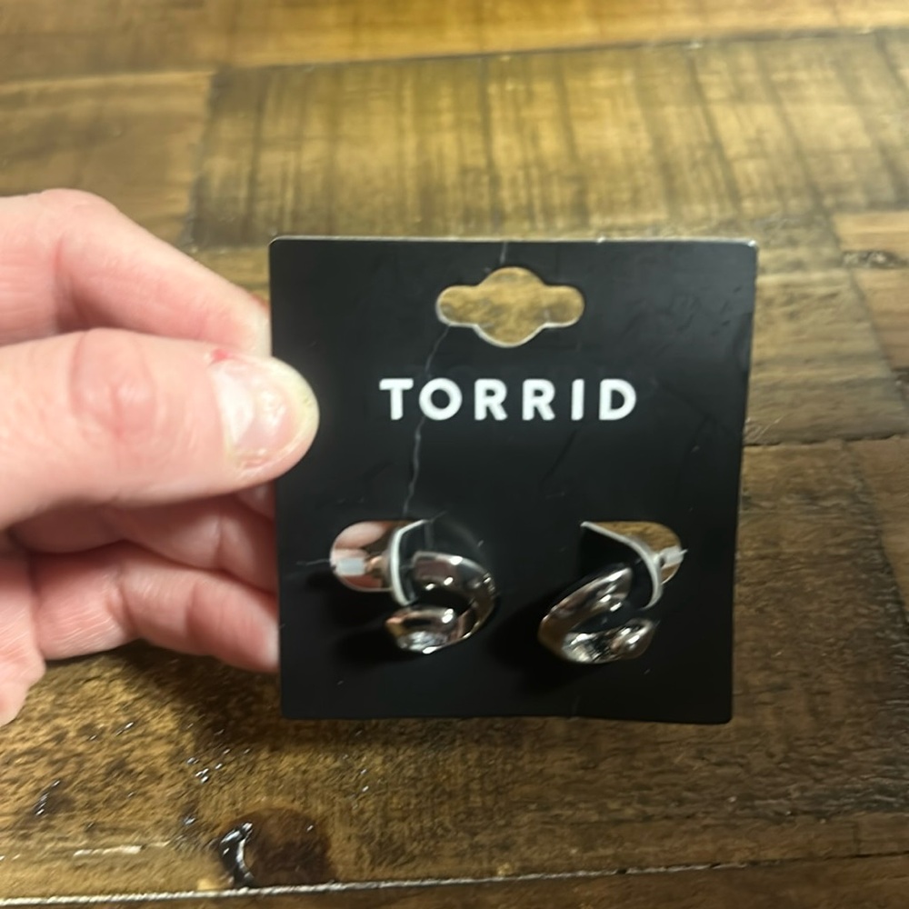 TORRID SILVER TONE CURLY TWIST EARRINGS: NEW WITH TAGS